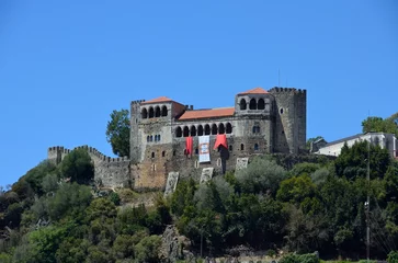 Papier Peint photo Cerro Torre El castillo de Leiria desde lejos, Portugal