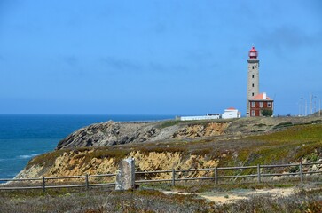 Faro Penedo da Saudade con vistas al océano Atlántico, en São Pedro de Moel, distrito de Leiria, Portugal