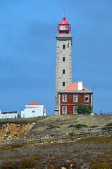 Fototapeta na wymiar Faro Penedo da Saudade con vistas al océano Atlántico, en São Pedro de Moel, distrito de Leiria, Portugal