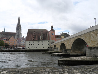 Fototapeta na wymiar Steinerne Brücke, Innenstadt und Donau in Regensburg, Bayern