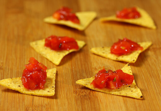 nacos wit tomato salsa
