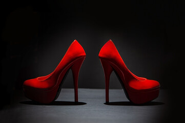 Classic high heels for sexy rocking look. Red pump shoes in lateral floor, back view. 
