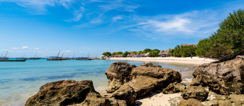 Sansibar, Felsen an der K&uuml;ste von Kwale Island, ein blauer Himmel und ein t&uuml;rkis-blauer Ozean in Afrika, Panorama.