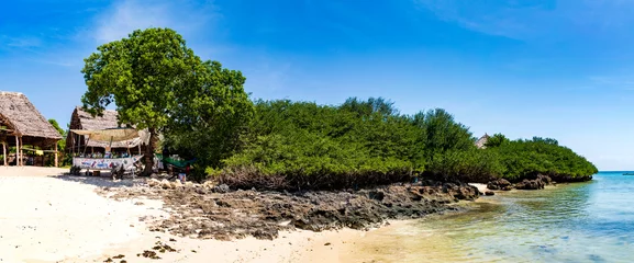 Fotobehang Kwale Island auf  Sansibar,  Holzhütten auf an der Küste der Insel,  unter blauem Himmel und türkis-blaues Wasser,  Panorama. © AIDAsign