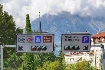 Ampeln und Wegweiserbeschilderung in Meran Südtirol - obrazy, fototapety, plakaty