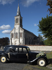Une ancienne voiture de collection française dans un village du pays