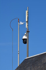 Caméra de vidéo-surveillance et anémomètre.  (France)
