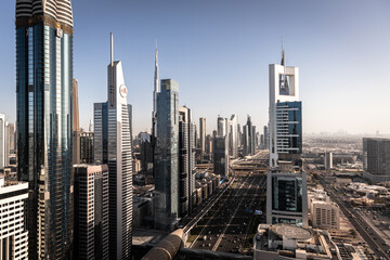 Fototapeta na wymiar Dubai Skyline von Rooftop Bar