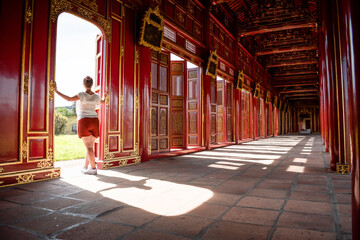 Turista descubriendo los pasillos y corredores de la antigua ciudad imperial de Hue