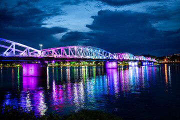 Puente Cầu Trường Tiền iluminado por la noche, en la ciudad de Hue, Vietnam