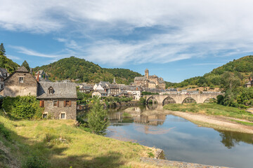 Fototapeta na wymiar Medieval bridge over Lot with castle in village of Estaing.