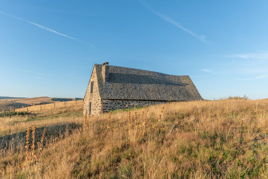 Traditional sheepfold renovated in stone in Aubrac.