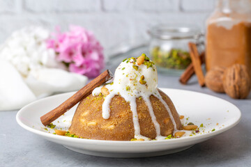 Semolina dessert with ice cream - Turkish name; dondurmali irmik helvasi