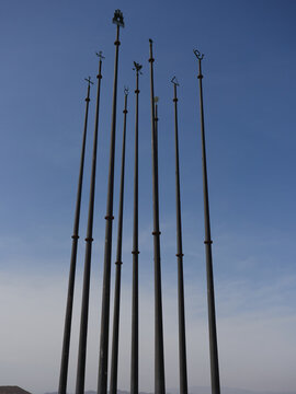 Mastiles de banderas con estandarte de la edad media