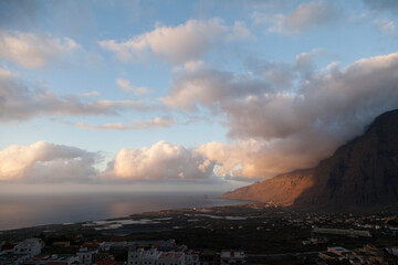 vista general del Valle de el Golfo al atardecer, con los roques de el salmor al fondo