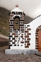 vista frontal del campanario de la iglesia de sabinosa, pueblo en La frontera, el hierro, islas canarias