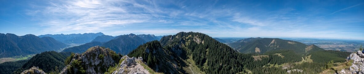 Panorama Bayrische Alpen vom Ettaler Mandl vom Estergebirge über Garmisch mit der Zugspitze in die...