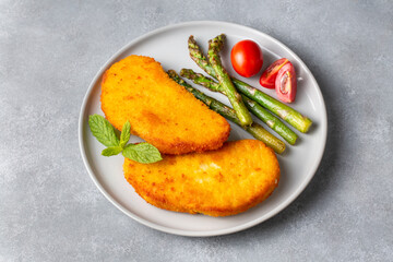 Cordon bleu served with asparagus