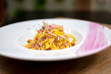hot and cold entrees such as ceviche, octopus, asparagus, medallions, and tarts
