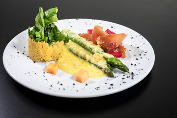 hot and cold entrees such as ceviche, octopus, asparagus, medallions, and tarts
