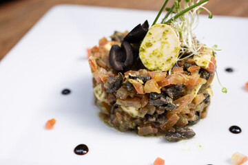 hot and cold entrees such as ceviche, octopus, asparagus, medallions, and tarts
