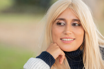 Naklejka premium portrait of pretty blonde girl outdoors in autumn