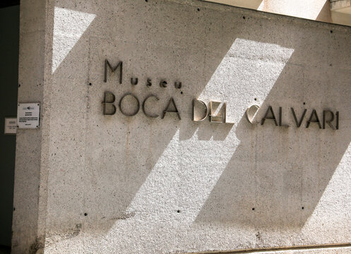 Main entrance and facade of the Boca del Calvari Museum