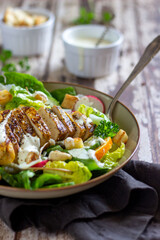 Caesars Salad mit veganer Fleischalternative