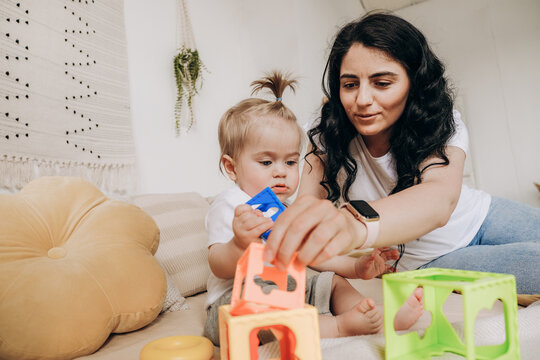 Early childhood development. Communication between mother and child. Love and kindness in the family.