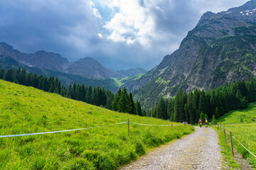 Urlaub im Kleinwalsertal, Österreich: Wanderung im Wildental, Fluchtalpe, Wiesalpe -  dunkler...