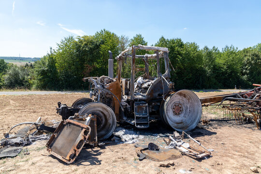 Tractor with trailer on field burned down by heat build-up