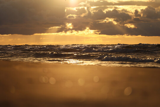 Pejzaż nadmorski z zachodzącym słońcem wieczorem. © DarSzach