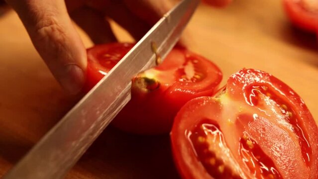 Wycięcie szypułek z dwóch połówek pomidora.