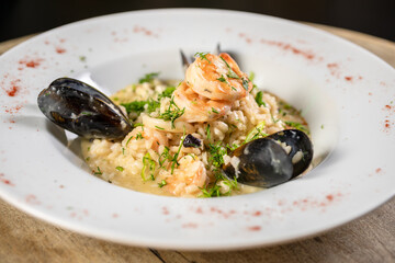 mariscos y pescados en plato blanco sobre fondo de madera