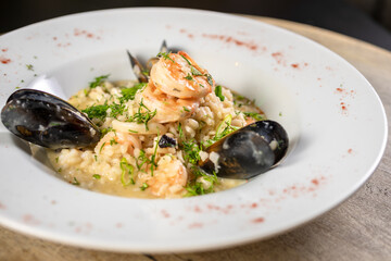 mariscos y pescados en plato blanco sobre fondo de madera