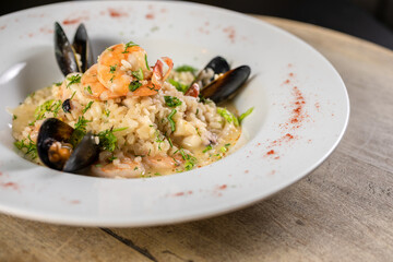 mariscos y pescados en plato blanco sobre fondo de madera