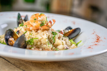 mariscos y pescados en plato blanco sobre fondo de madera