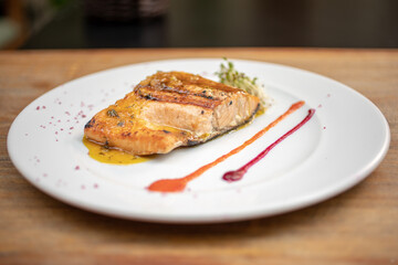 mariscos y pescados en plato blanco sobre fondo de madera