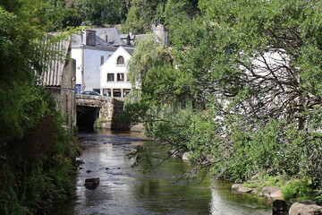 Fototapeta na wymiar La rivière l'Aven, village de Pont-Aven, département du Finistere, Bretagne, France