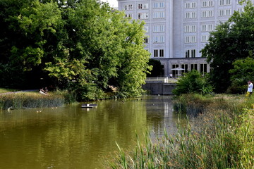 Opernhaus hinter dem Schwanenteich in Leipzig