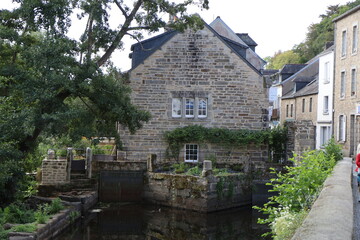 Fototapeta na wymiar Bâtiment typique, vue de l'extérieur, village de Pont-Aven, département du Finistere, Bretagne, France