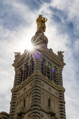 Fototapeta premium Rayons de soleil sur le clocher de la Basilique Notre-Dame de la Garde de Marseille