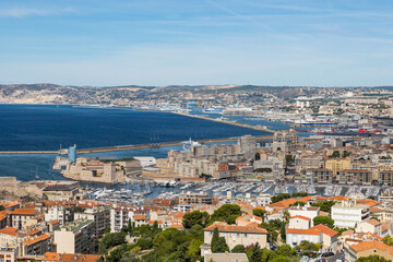 Fototapeta na wymiar Vue sur le Port de Marseille depuis la Basilique Notre-Dame de la Garde