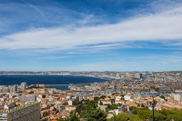 Vue sur le Port de Marseille depuis la Basilique Notre-Dame de la Garde