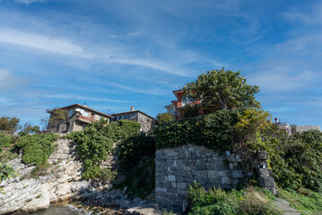 Fototapeta na wymiar amasra city, wodden houses of historic city amasra with blue sky and green plants