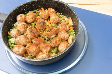Albondigas de cerdo con vegetales, cocinadas en la freidora de aire
