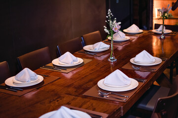 a table decorated for dinner with plates, cutlery and sousplat