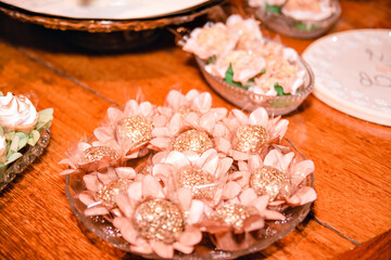 Obraz na płótnie Canvas decorated wedding candies on top of a wooden table