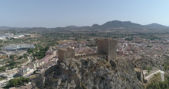 Castillo medieval sobre risco rocoso con altos torreones
