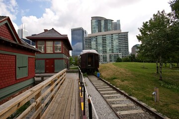 Naklejka premium Roundhouse Park Train Building Sky Cloud Vehicle